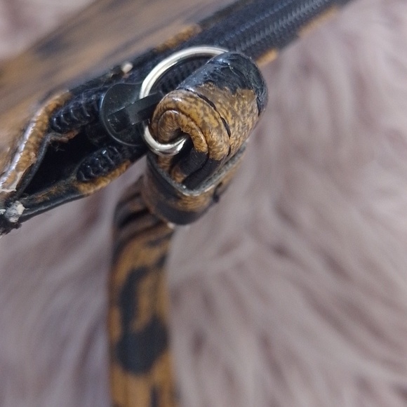 GUESS - Picture 7 of 9